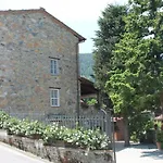 Capannori Stylish Townhouse *